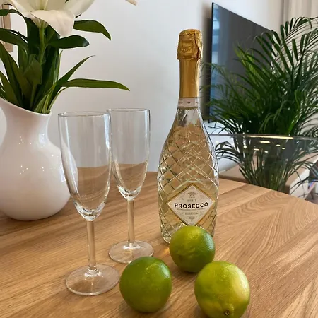 Okrzei - Center Via Pedestrian Bridge דירה ורשה